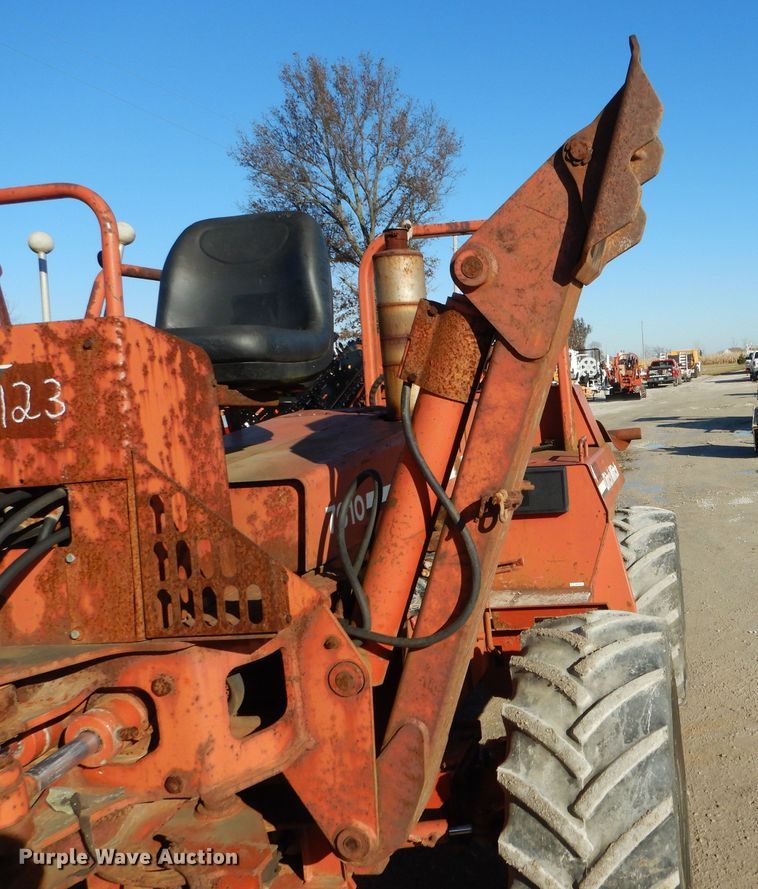 image for item DH6928 1994 Ditch Witch 7610 trencher