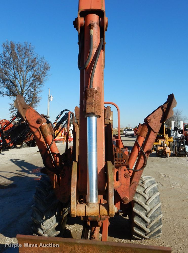 image for item DH6928 1994 Ditch Witch 7610 trencher