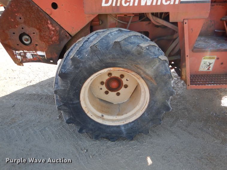 image for item DH6928 1994 Ditch Witch 7610 trencher