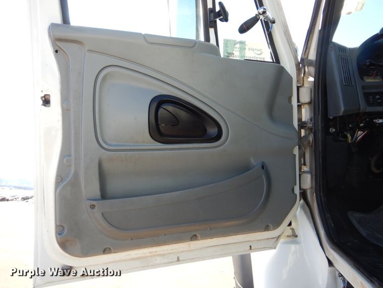 image for item DH6962 2007 International 7300 bucket truck