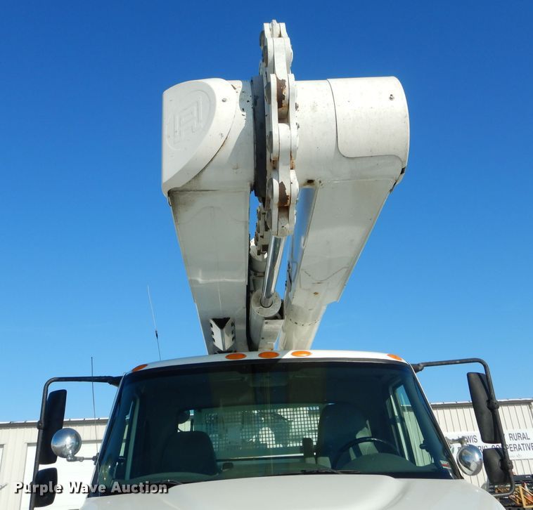 image for item DH6962 2007 International 7300 bucket truck