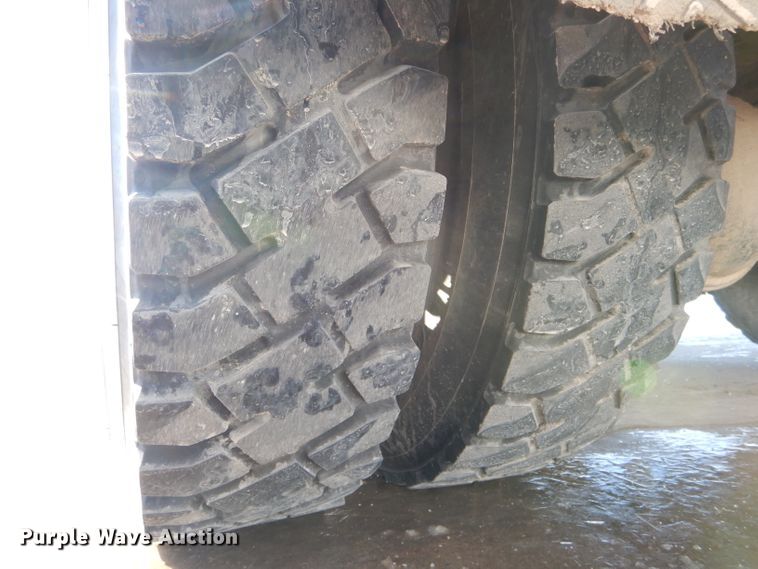 image for item DH6962 2007 International 7300 bucket truck