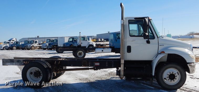 image for item DH6969 2008 International DuraStar 4400 truck cab and chassis