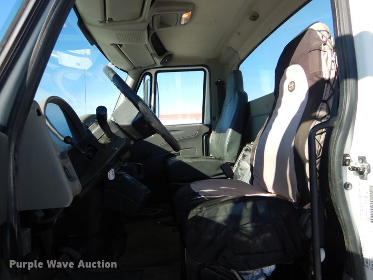 image for item DH6969 2008 International DuraStar 4400 truck cab and chassis