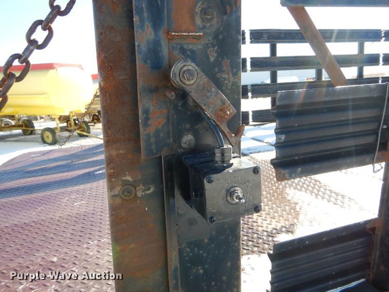 image for item DH6974 2000 Ford F550 Super Duty flatbed truck