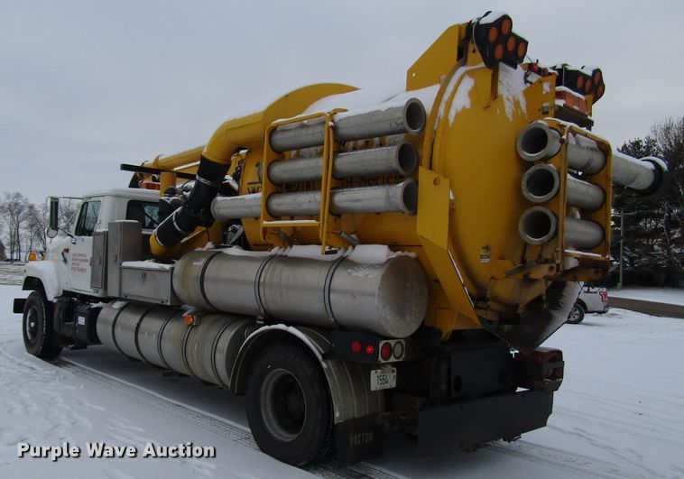 image for item DH8322 2000 International 2554 hydra vacuum truck