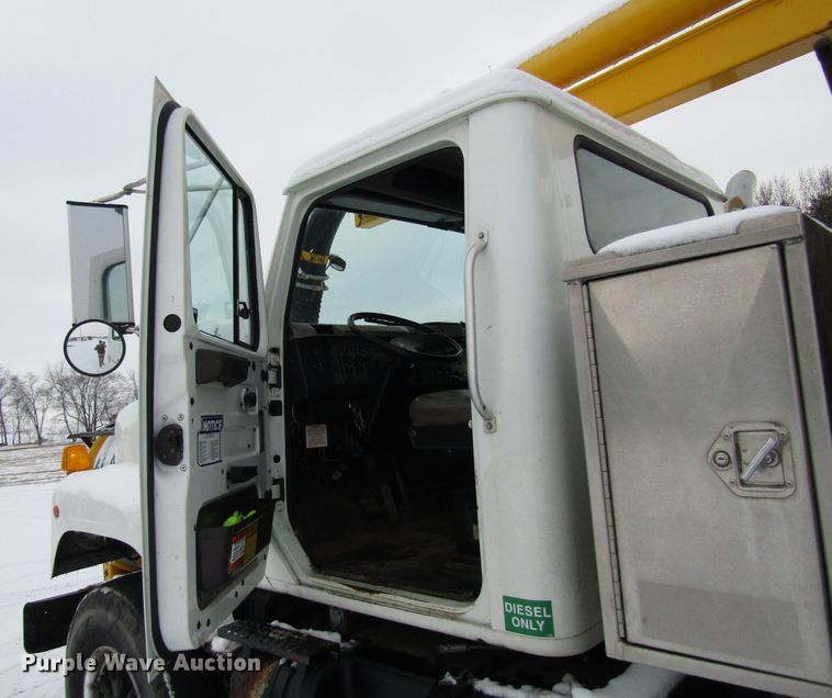 image for item DH8322 2000 International 2554 hydra vacuum truck