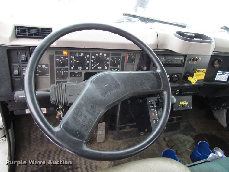 image for item DH8322 2000 International 2554 hydra vacuum truck