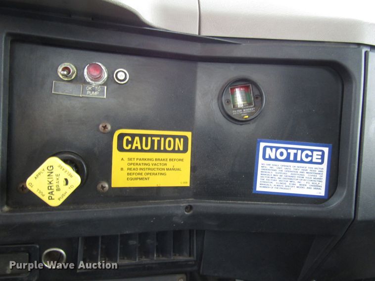 image for item DH8322 2000 International 2554 hydra vacuum truck