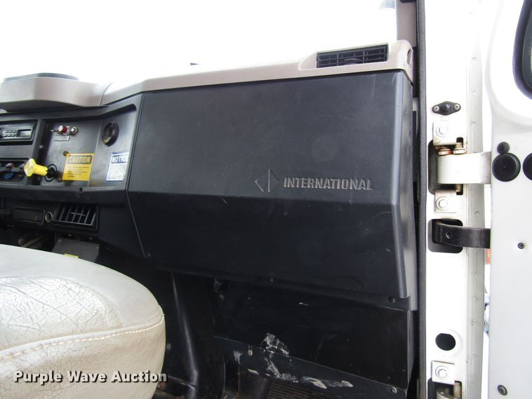image for item DH8322 2000 International 2554 hydra vacuum truck