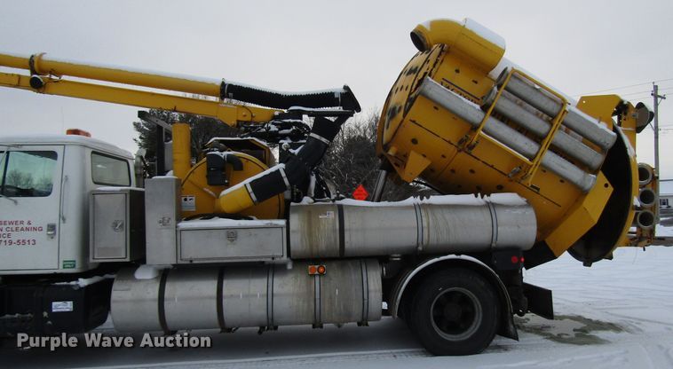 image for item DH8322 2000 International 2554 hydra vacuum truck