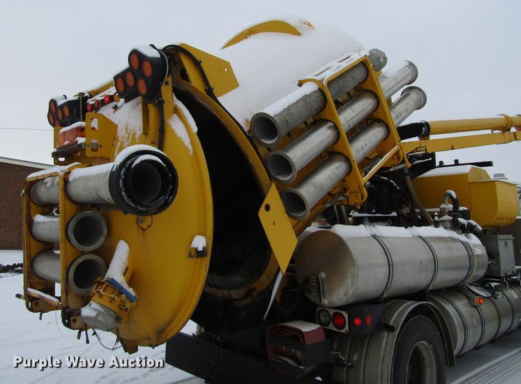 image for item DH8322 2000 International 2554 hydra vacuum truck