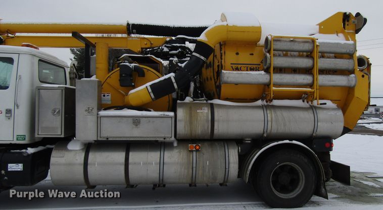 image for item DH8322 2000 International 2554 hydra vacuum truck