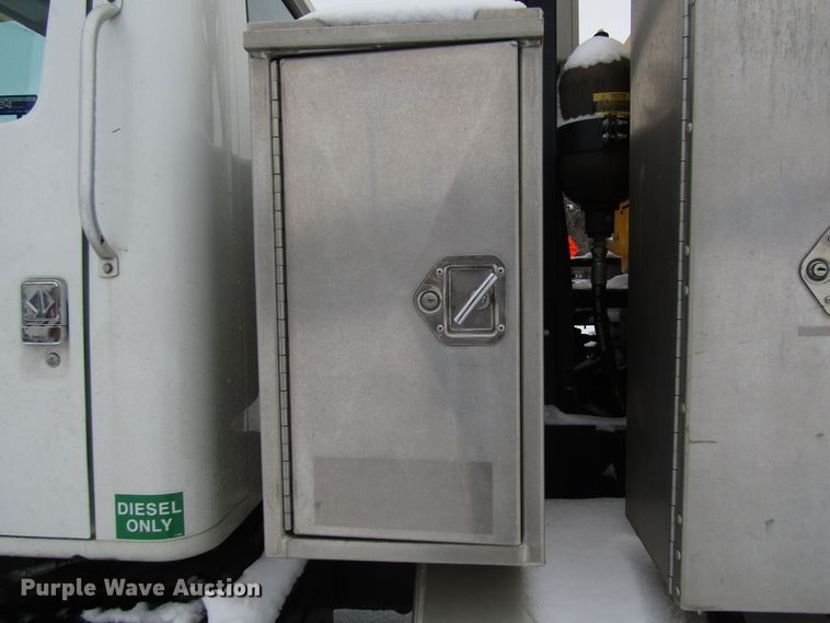 image for item DH8322 2000 International 2554 hydra vacuum truck