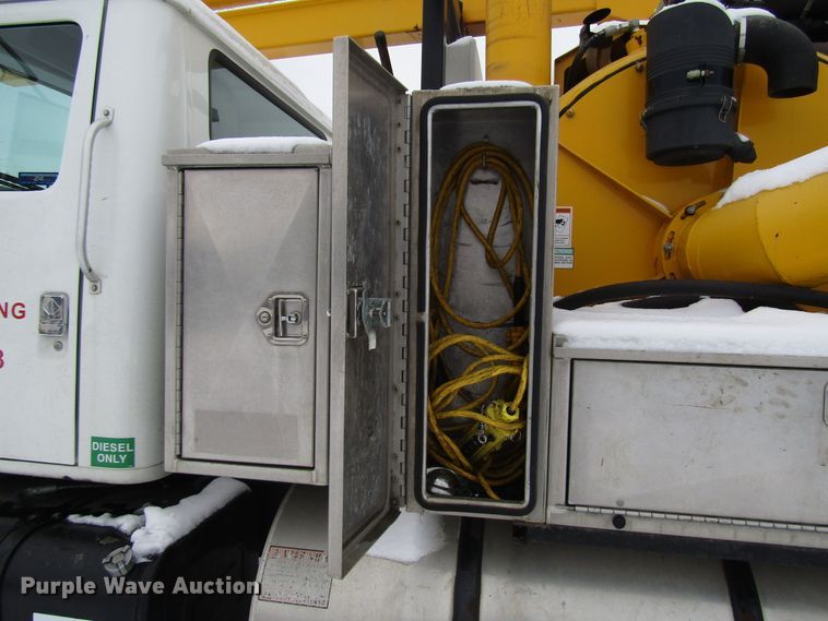 image for item DH8322 2000 International 2554 hydra vacuum truck