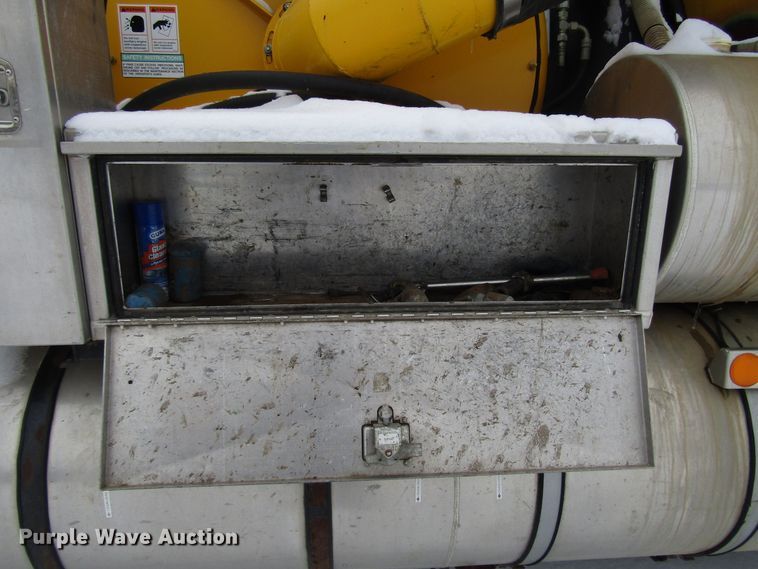 image for item DH8322 2000 International 2554 hydra vacuum truck