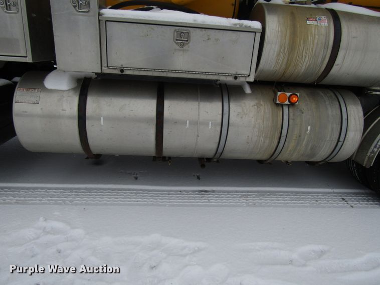 image for item DH8322 2000 International 2554 hydra vacuum truck