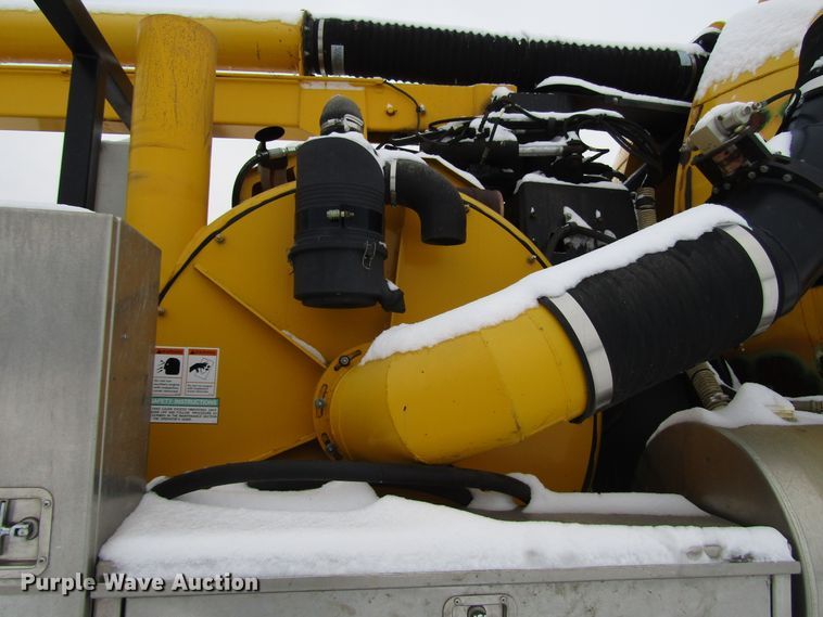 image for item DH8322 2000 International 2554 hydra vacuum truck