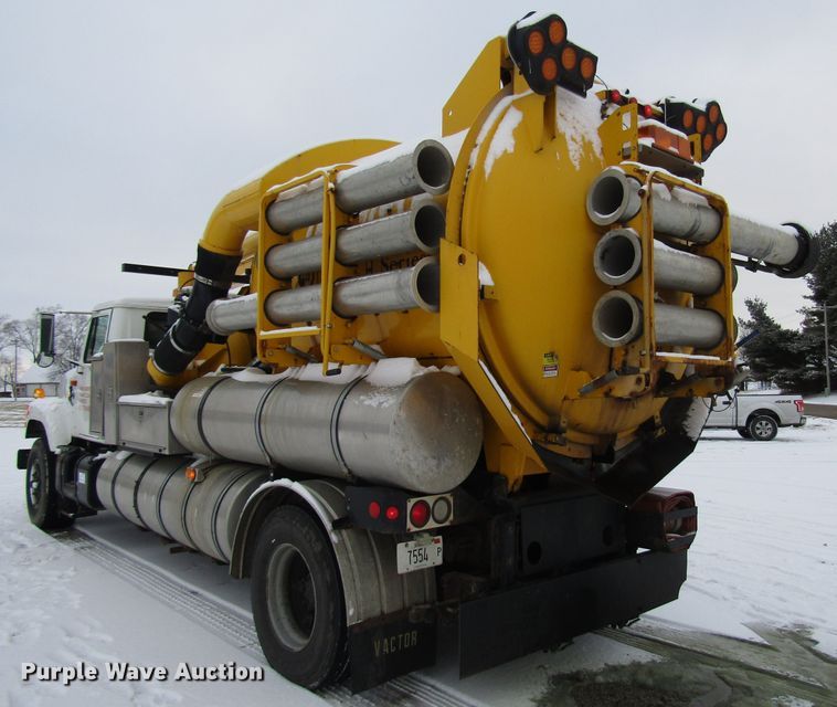 image for item DH8322 2000 International 2554 hydra vacuum truck