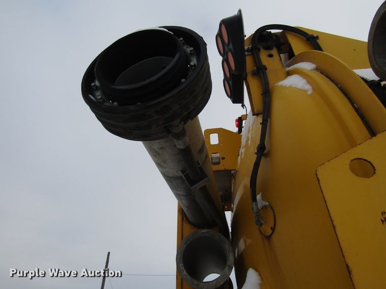 image for item DH8322 2000 International 2554 hydra vacuum truck