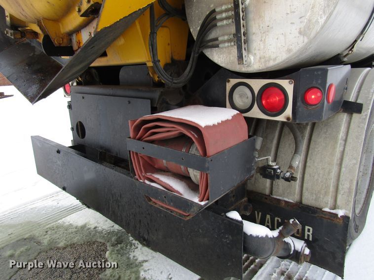 image for item DH8322 2000 International 2554 hydra vacuum truck