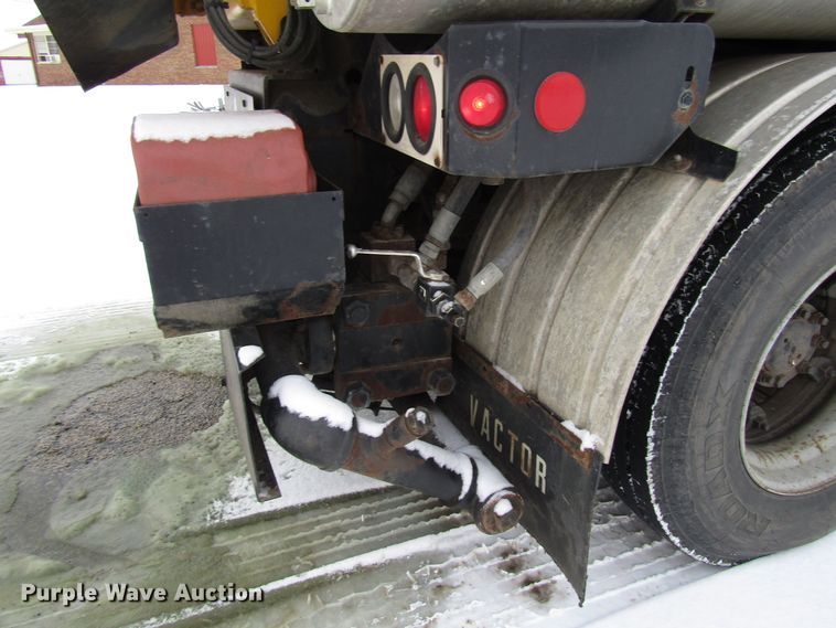 image for item DH8322 2000 International 2554 hydra vacuum truck