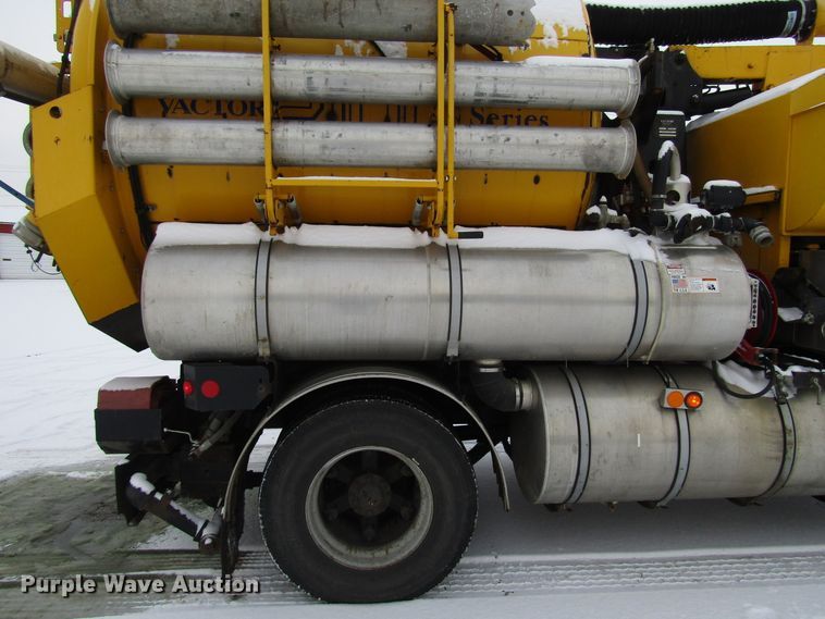 image for item DH8322 2000 International 2554 hydra vacuum truck