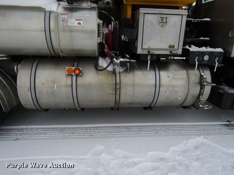 image for item DH8322 2000 International 2554 hydra vacuum truck