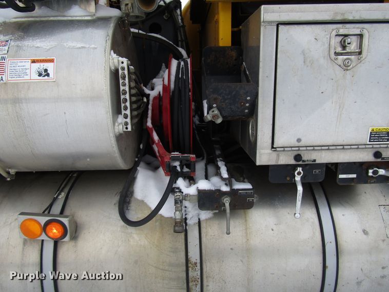 image for item DH8322 2000 International 2554 hydra vacuum truck