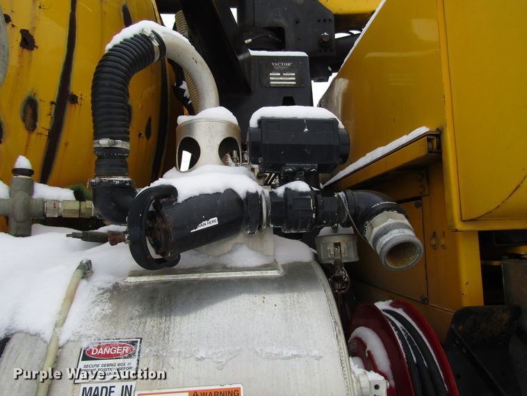 image for item DH8322 2000 International 2554 hydra vacuum truck