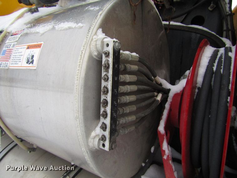 image for item DH8322 2000 International 2554 hydra vacuum truck