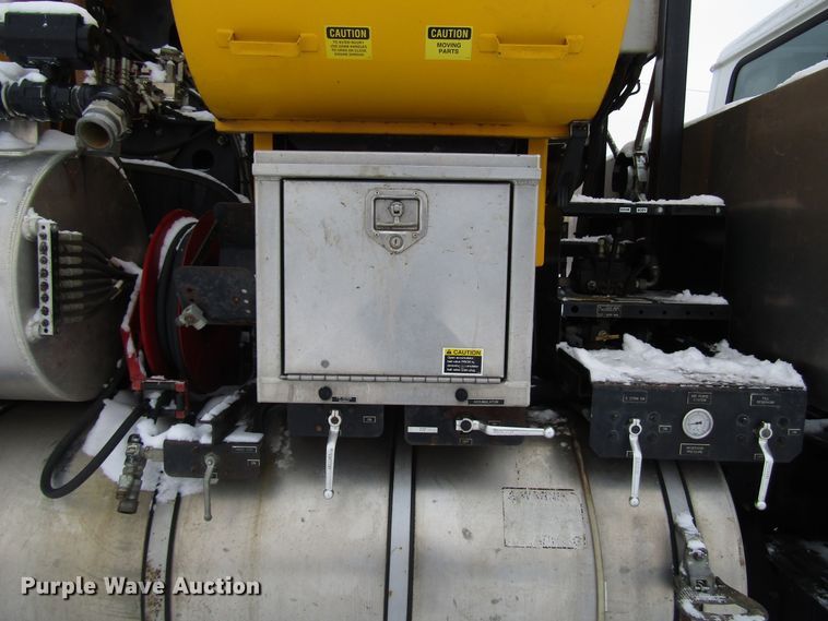 image for item DH8322 2000 International 2554 hydra vacuum truck