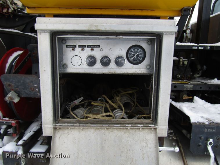 image for item DH8322 2000 International 2554 hydra vacuum truck