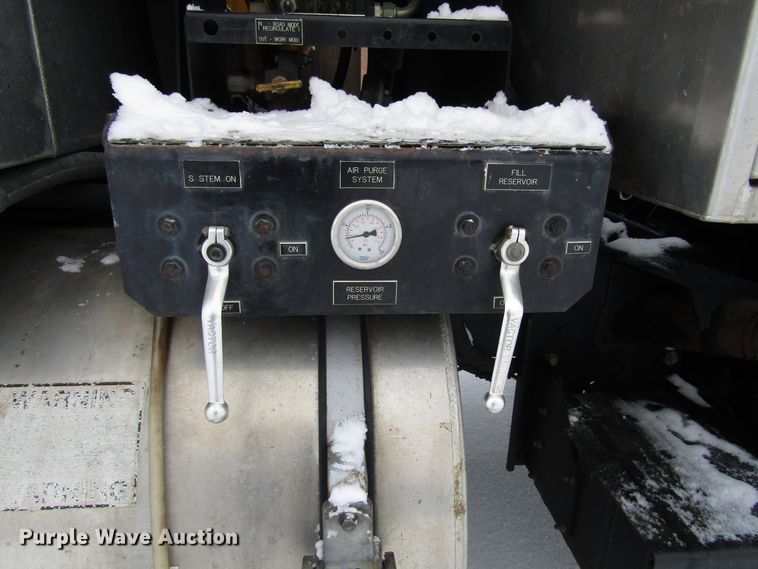 image for item DH8322 2000 International 2554 hydra vacuum truck