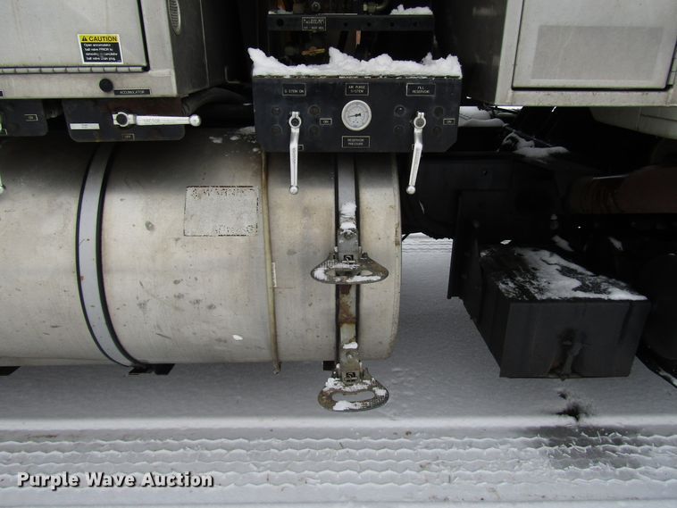 image for item DH8322 2000 International 2554 hydra vacuum truck