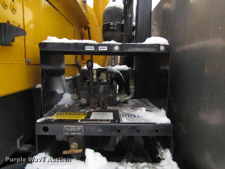 image for item DH8322 2000 International 2554 hydra vacuum truck