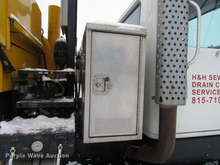 image for item DH8322 2000 International 2554 hydra vacuum truck