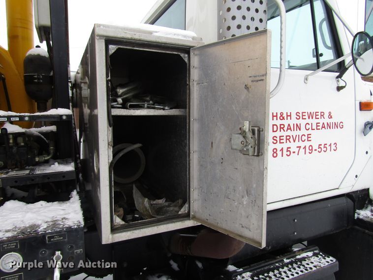 image for item DH8322 2000 International 2554 hydra vacuum truck