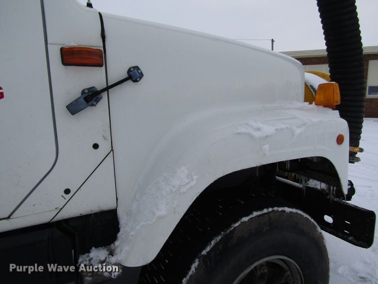 image for item DH8322 2000 International 2554 hydra vacuum truck