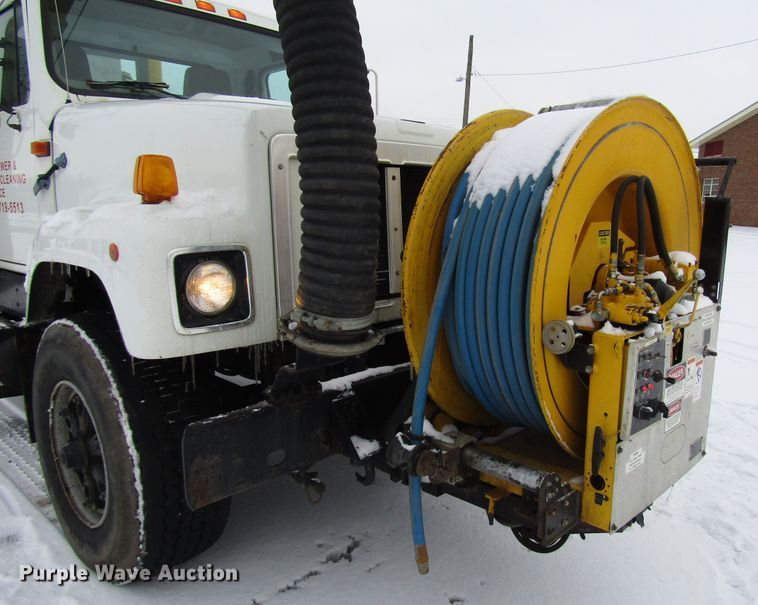 image for item DH8322 2000 International 2554 hydra vacuum truck