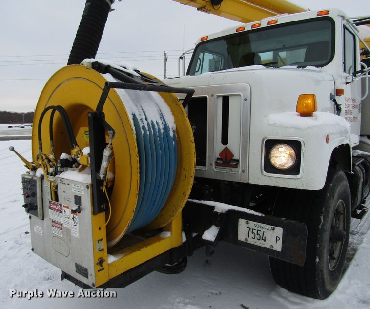 image for item DH8322 2000 International 2554 hydra vacuum truck