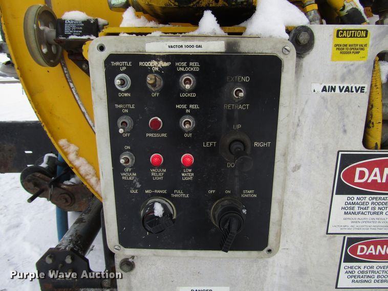 image for item DH8322 2000 International 2554 hydra vacuum truck