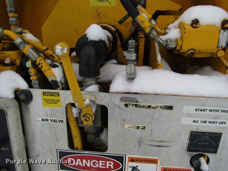 image for item DH8322 2000 International 2554 hydra vacuum truck