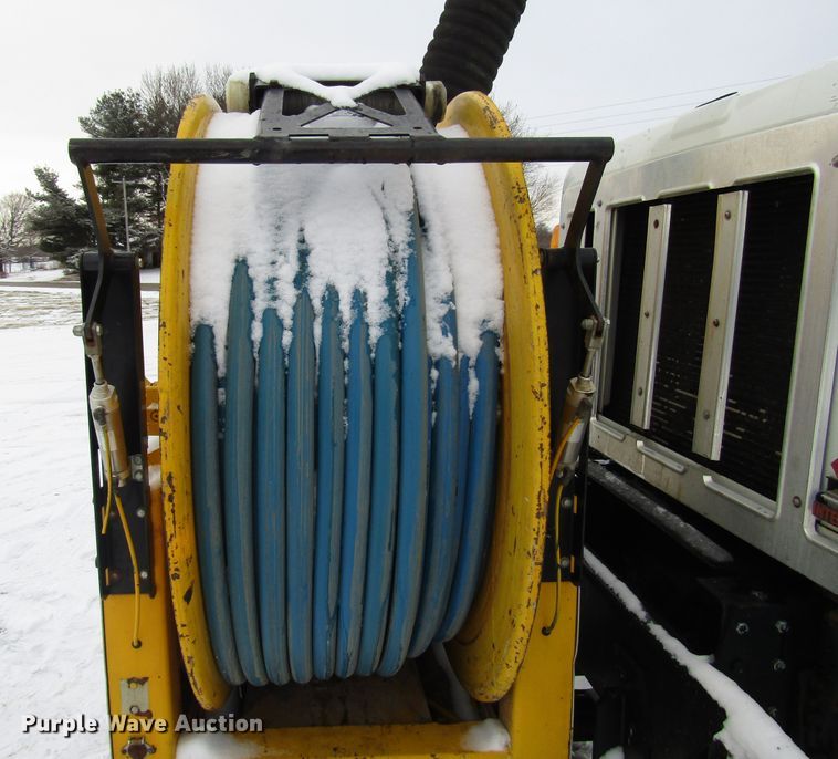 image for item DH8322 2000 International 2554 hydra vacuum truck