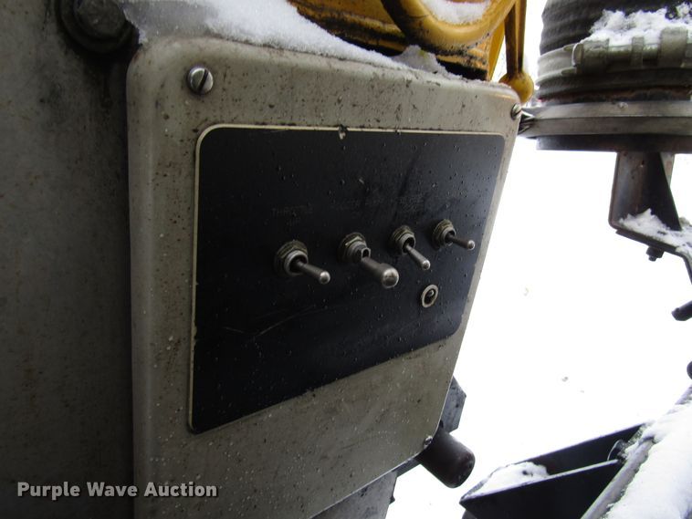 image for item DH8322 2000 International 2554 hydra vacuum truck