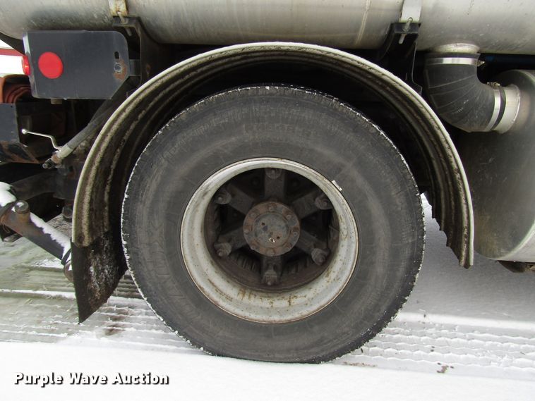 image for item DH8322 2000 International 2554 hydra vacuum truck