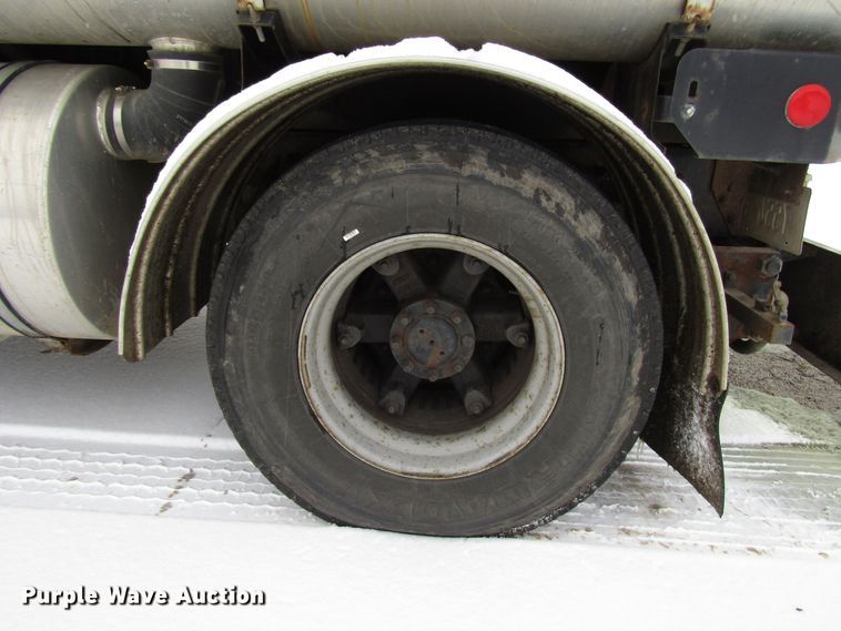 image for item DH8322 2000 International 2554 hydra vacuum truck