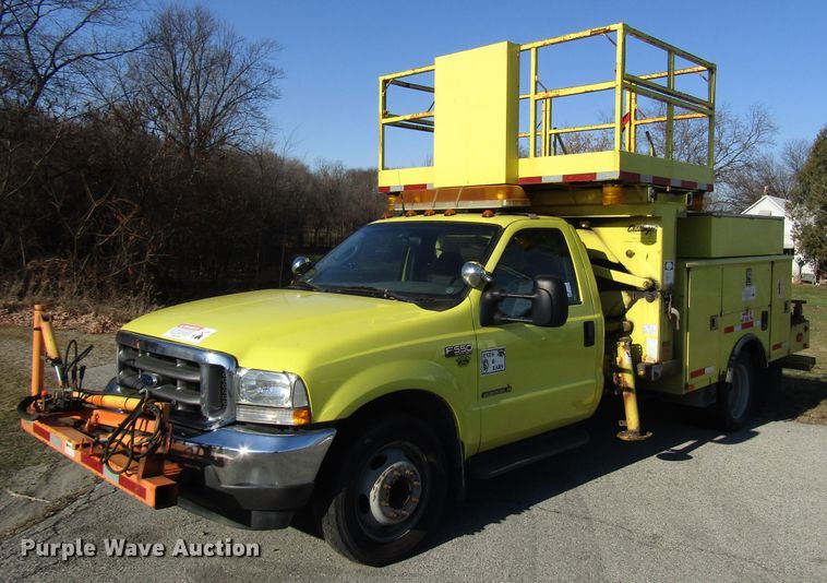 image for item DH8324 2003 Ford F550 Super Duty scissor lift truck