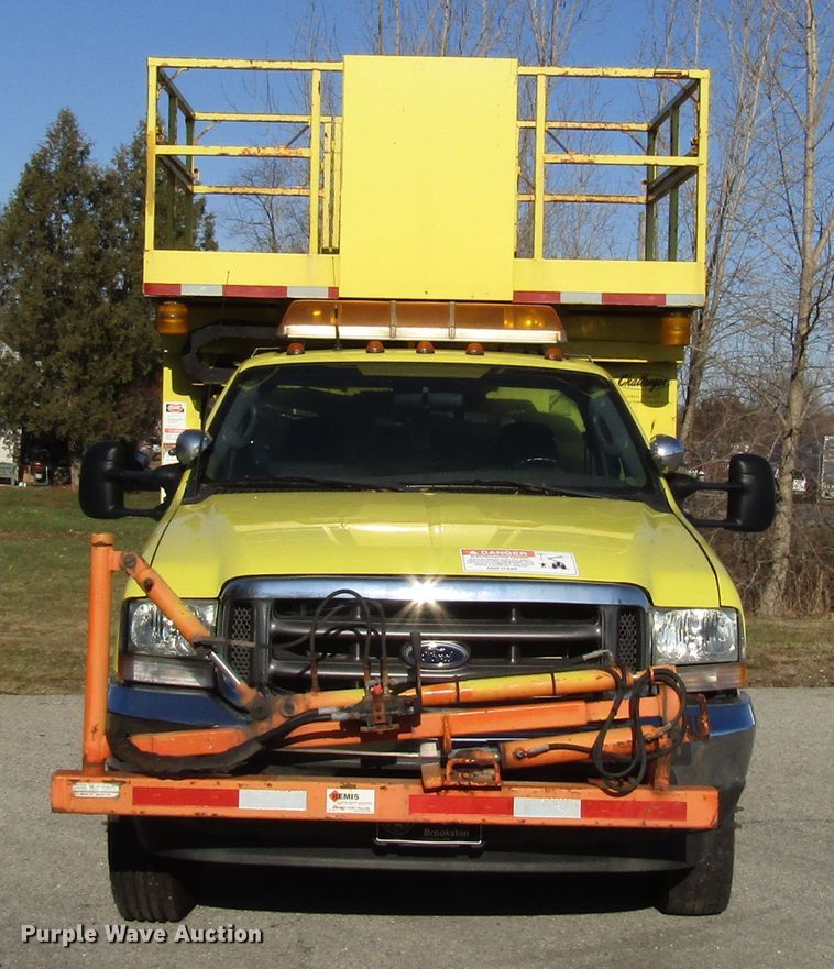 image for item DH8324 2003 Ford F550 Super Duty scissor lift truck