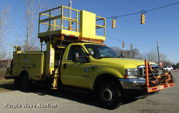 image for item DH8324 2003 Ford F550 Super Duty scissor lift truck
